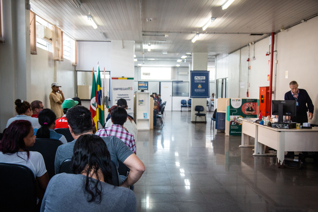 Com mais de 500 vagas, mutirão de emprego segue até quarta-feira em Santa Maria