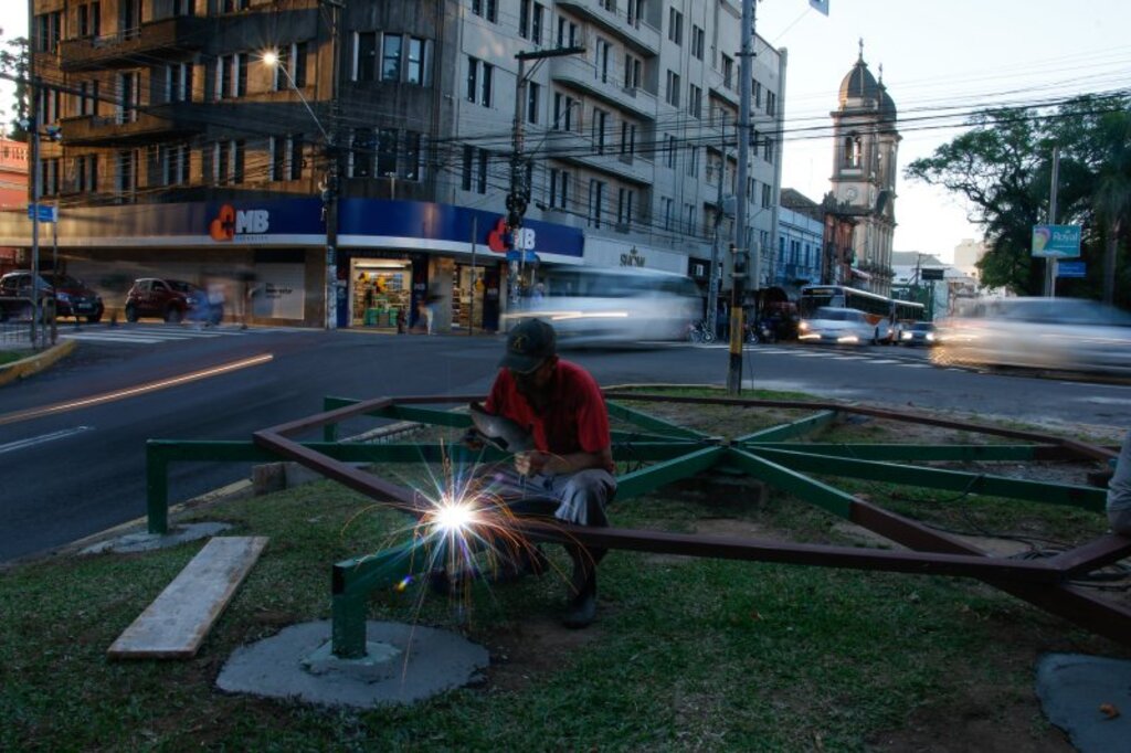 título imagem Árvore de Natal de 14 metros começa a ser montada na Praça Saldanha Marinho