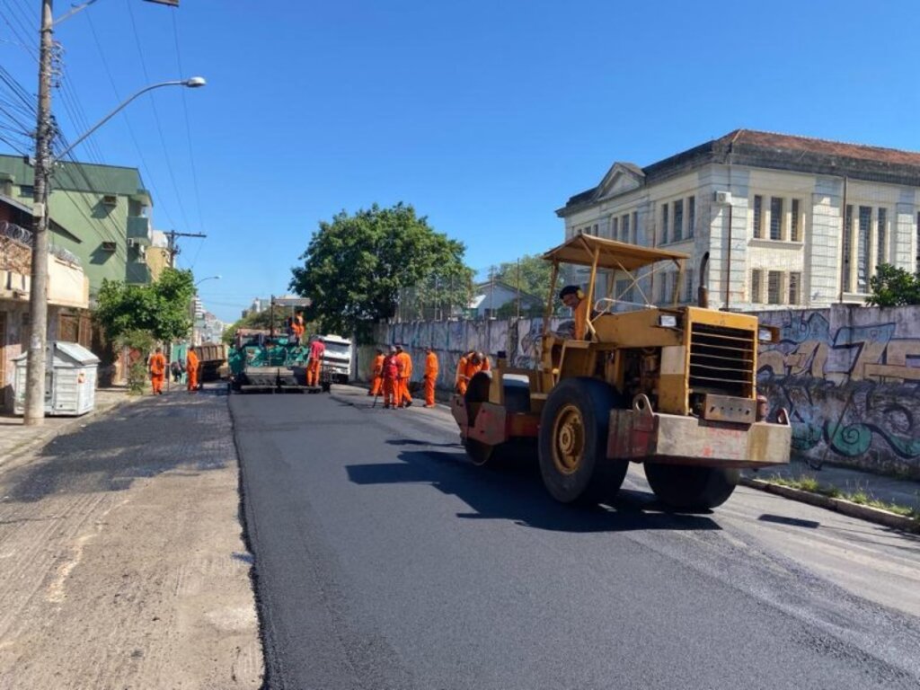 Trechos de vias recebem pavimentação asfáltica em Santa Maria