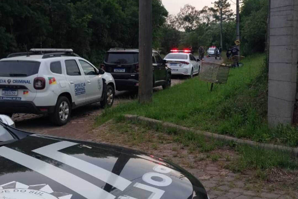 título imagem Após partida de futebol, motociclista morre ao colidir veículo em poste