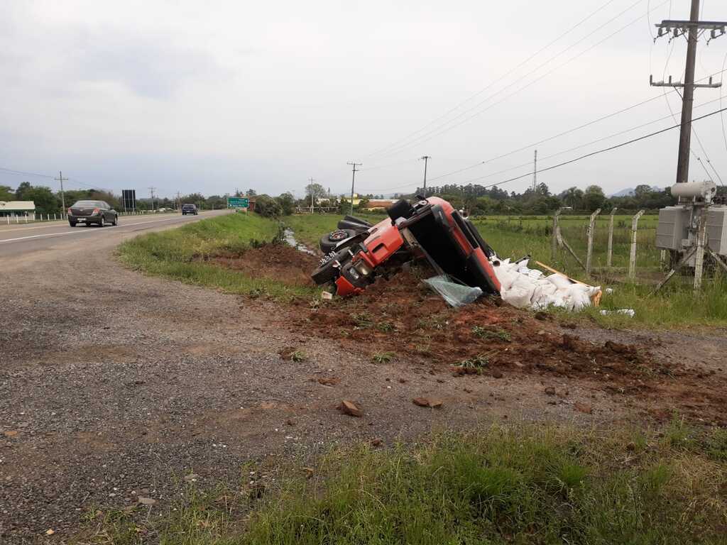 Motorista embriagado tomba caminhão na RSC-287 em Agudo Motorista embriagado tomba caminhão na RSC-287 em Agudo