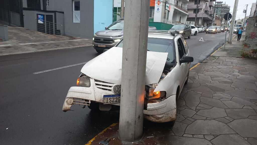 Carro bate em poste de energia elétrica na Rua Serafim Valandro