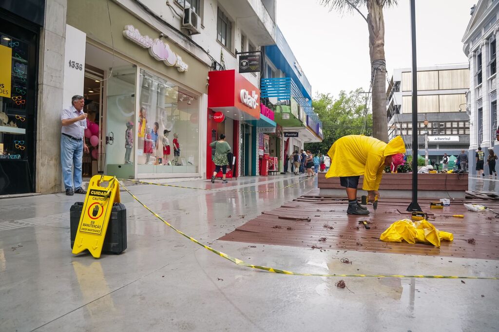 título imagem Decks do Calçadão passam por manutenção após um mês da inauguração do local