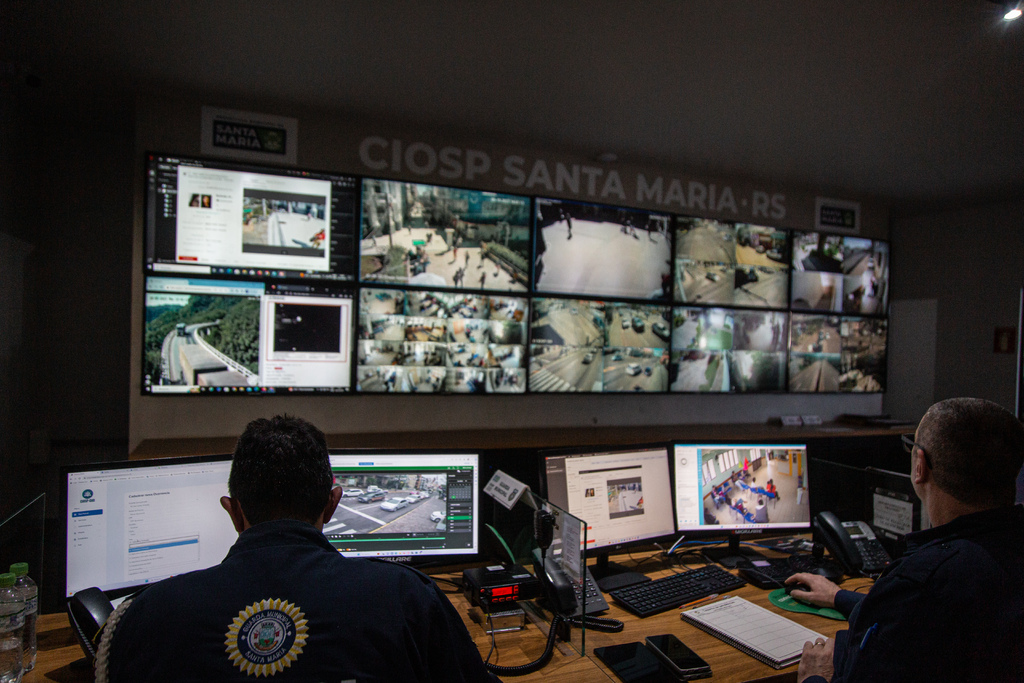 Foto: Nathália Schneider (Diário) - Novas câmeras de videomonitoramento foram instaladas nos arredores da Basílica da Medianeira para garantir a segurança dos fiéis durante o evento.