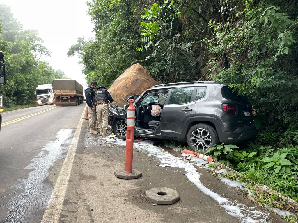 Carro colide contra pedra na BR-158; condutor foi encaminhado em estado grave ao Husm