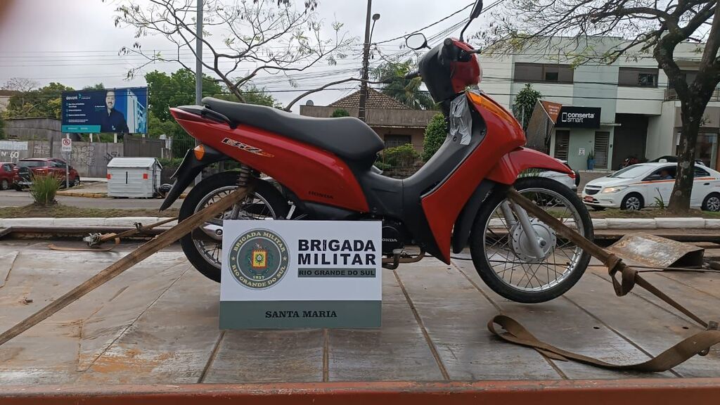 Jovem é detido com motocicleta furtada e droga em Santa Maria