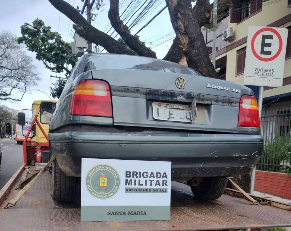 Foto: Brigada Militar - Trio foi detido após fugir em um veículo Logus