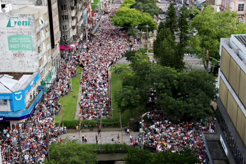 Trânsito e transporte coletivo terão alterações no domingo de procissão da Romaria da Medianeira; confira como funcionarão