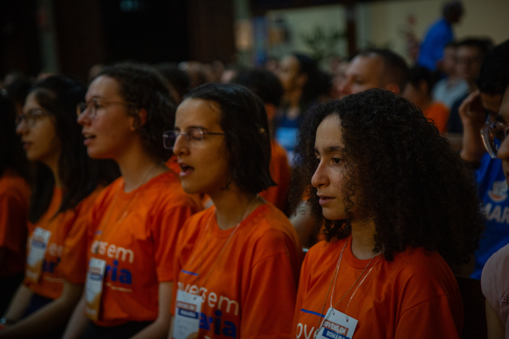 Galeria de imagens: Sabrina Lú (ao centro) durante a Santa Missa na Basílica, momentos antes do início da proscissão.
