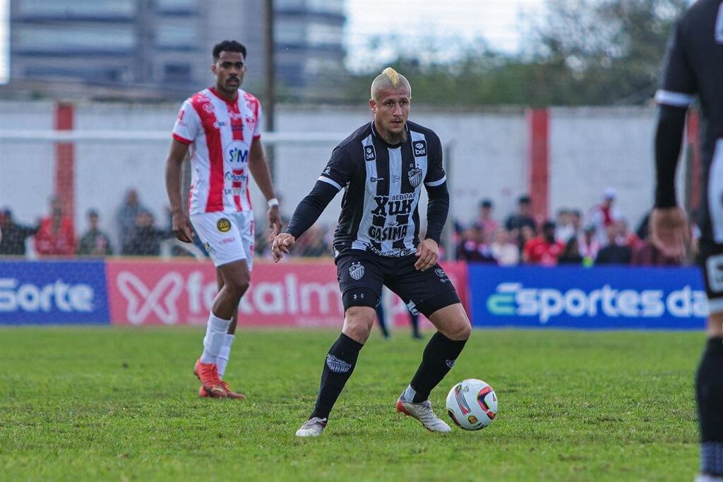 Foto: Vinícius Molz (Santa Cruz) - Na última temporada, o atleta trabalhou com o técnico Daniel Franco e defendeu as cores do Santa Cruz pela Divisão de Acesso