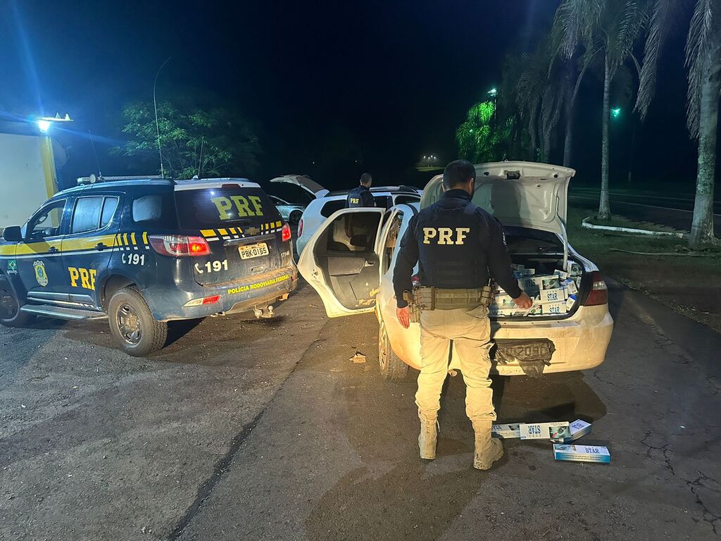 título imagem PRF prende dupla por contrabando de 10 mil maços de cigarros em Santiago