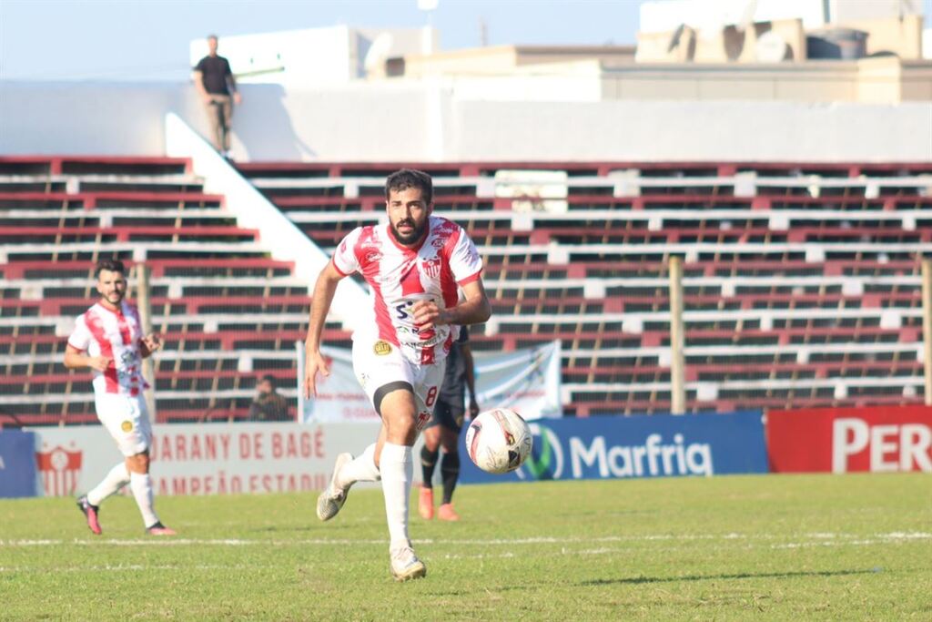 Inter-SM oficializa contratação de volante formado na base do São Paulo