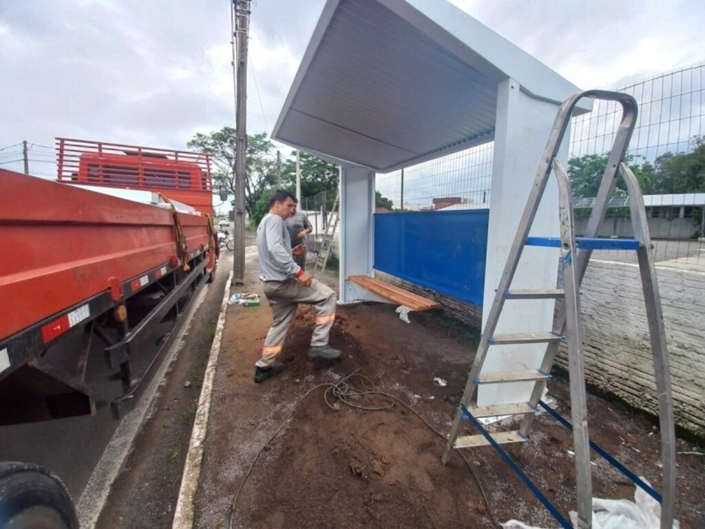 título imagem Novos abrigos nas paradas de ônibus são instalados em Santa Maria