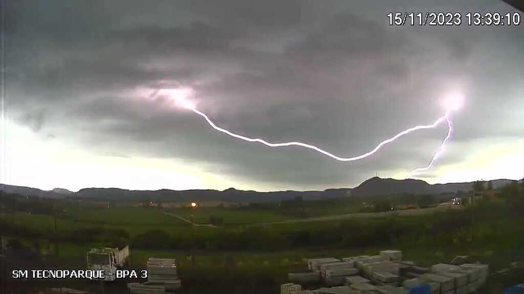 título imagem VÍDEO: Santa Maria registra mais de 1,2 mil raios em intervalo de seis horas nesta quarta-feira
