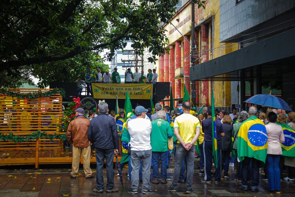 Pela liberdade e democracia, manifestantes fazem ato no feriado