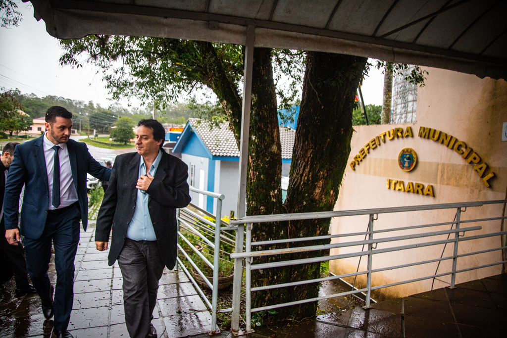 Foto: Nathália Schneider (Diário) - Weber (à direita) retornou à prefeitura na última segunda-feira (13), acompanhado do seu advogado, Bruno Paim (à esquerda)