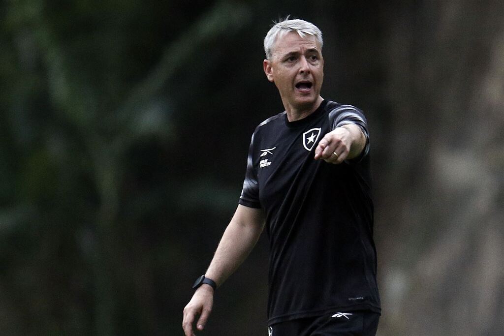 título imagem Na busca pelo título do Brasileirão, santa-mariense assume o comando do Botafogo