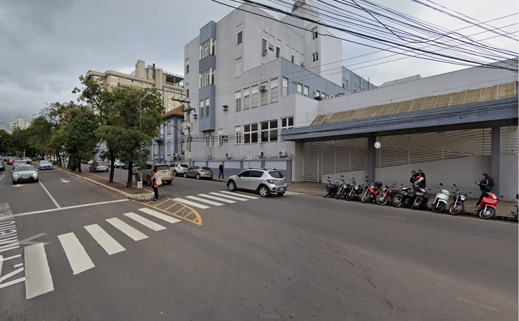 título imagem Motorista é preso por embriaguez após colidir em veículos estacionados em avenida de Santa Maria