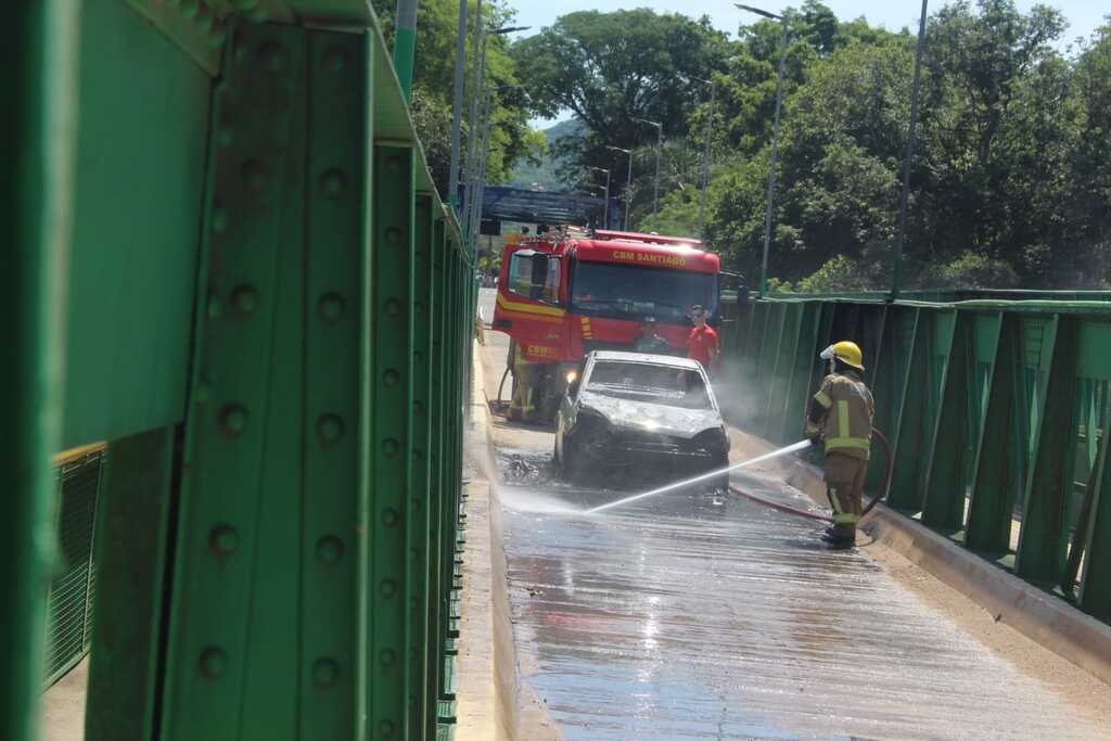 Carro é tomado pelas chamas enquanto atravessa ponte em cidade da região Carro é tomado pelas chamas enquanto atravessa ponte em cidade da região