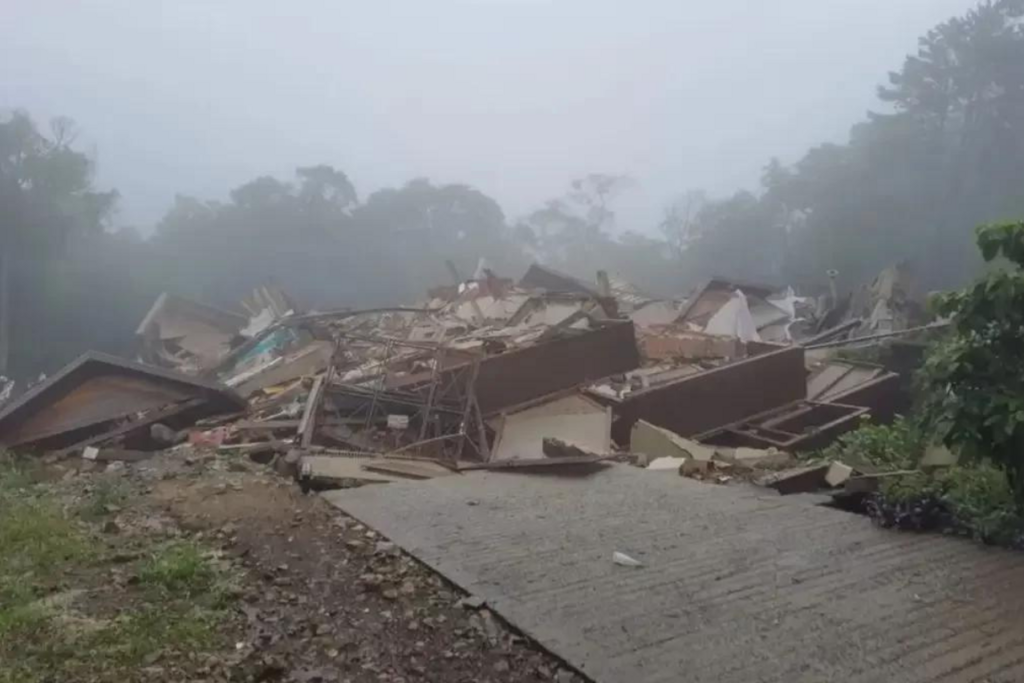 Prédio desaba em Gramado, na serra gaúcha, depois de aparecimento de rachaduras no solo