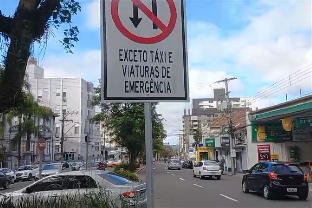 Trânsito sofre alteração em frente ao Hospital de Caridade de Santa Maria Trânsito sofre alteração em frente ao Hospital de Caridade de Santa Maria