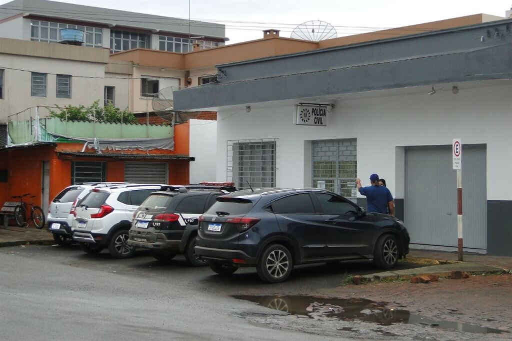 título imagem Criminosos rendem caseiro e roubam agrotóxicos e veículo de propriedade rural em Dilermando de Aguiar