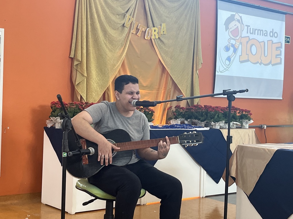 Galeria de imagens: Ana Luiza, que conclui recentemente o tratamento oncológico, emocionou ao público com uma canção sobre fé