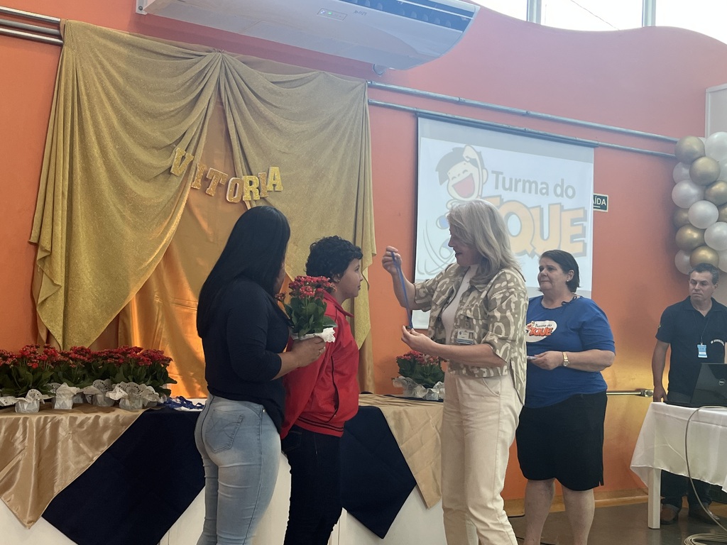Galeria de imagens: Ana Carolina (ao centro) recebeu uma medalha pela conclusão do tratamento contra o câncer. Ela recebeu um transplante de medula óssea em janeiro deste ano