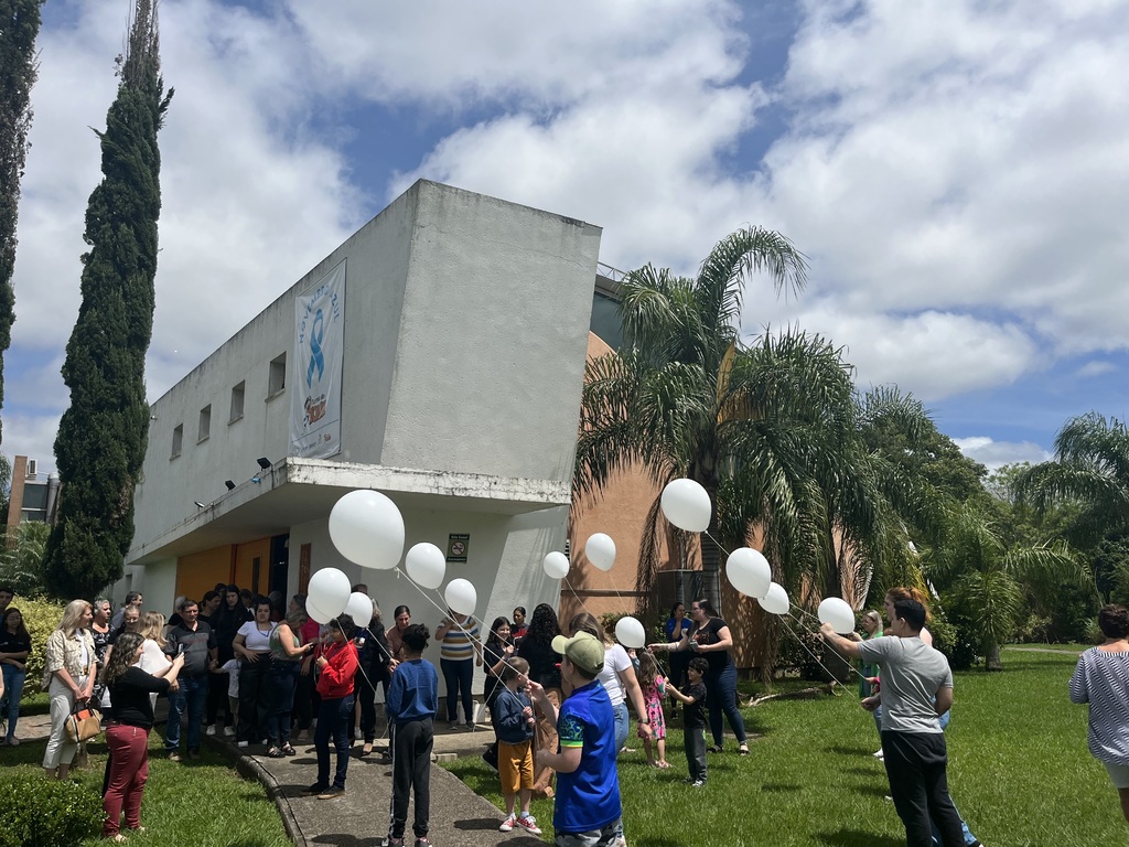 Pacientes que concluíram tratamento contra o câncer são homenageados durante festa em Santa Maria