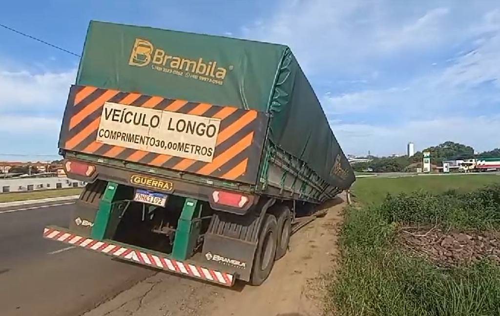Foto: Gilberto Ferreira - Compartimento da carreta se desprendeu na BR-158