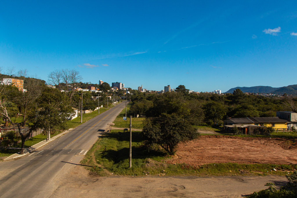 Foto: Nathália Schneider (Diário) - Terreno em que serão construídas neste terreno na Avenida Osvaldo Cruz,