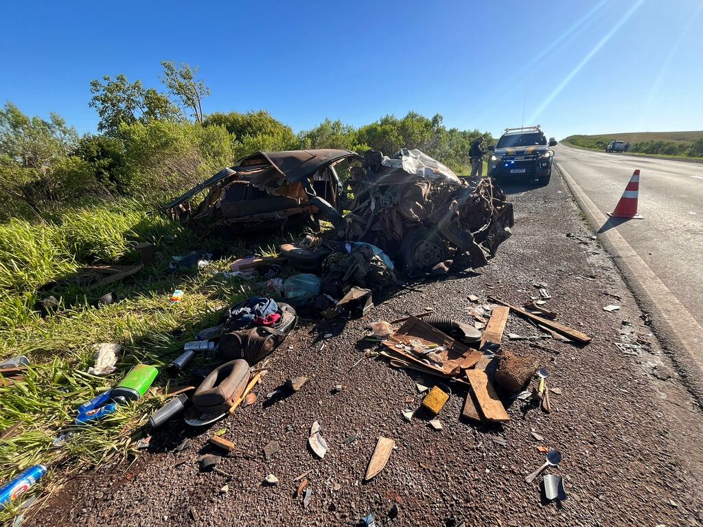 título imagem Colisão frontal entre caminhão e carro deixa uma pessoa gravemente ferida em São Pedro do Sul