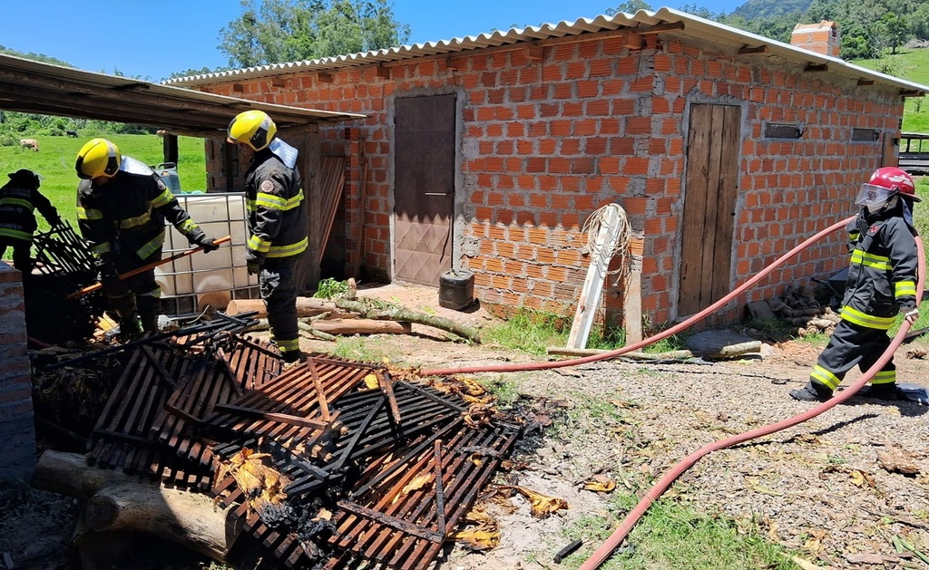 título imagem Bombeiros controlam incêndio em estufa de fumo no interior de Agudo