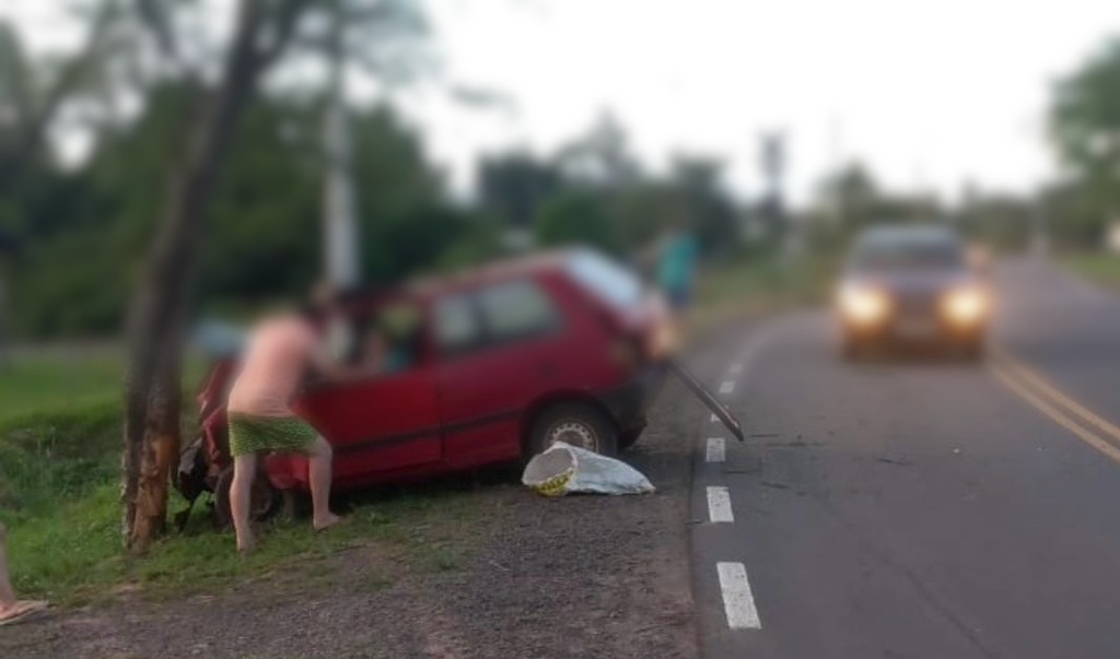 Mulher morre em colisão de carro com árvore em Santa Maria