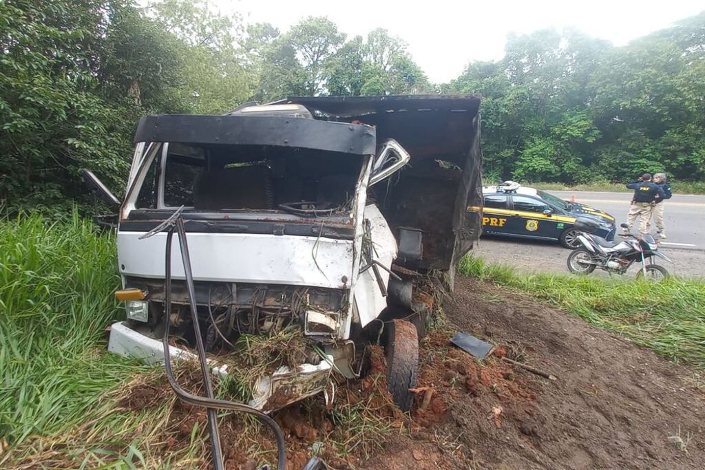 título imagem Caminhão sai da pista e colide em barranco na BR-158 em Santa Maria