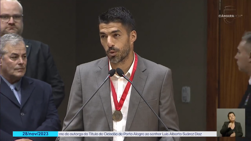 Em clima de despedida, Suárez recebe homenagem em Porto Alegre