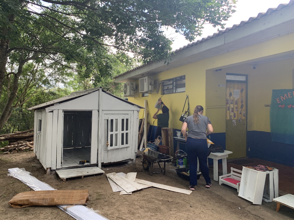 Famílias se unem para revitalizar pátio de escola