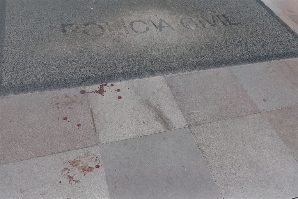 Foto: Gilberto Ferreira - Vítima ferida chegou sangrando à Delegacia de Polícia de Pronto-Atendimento (DPPA) para pedir ajuda