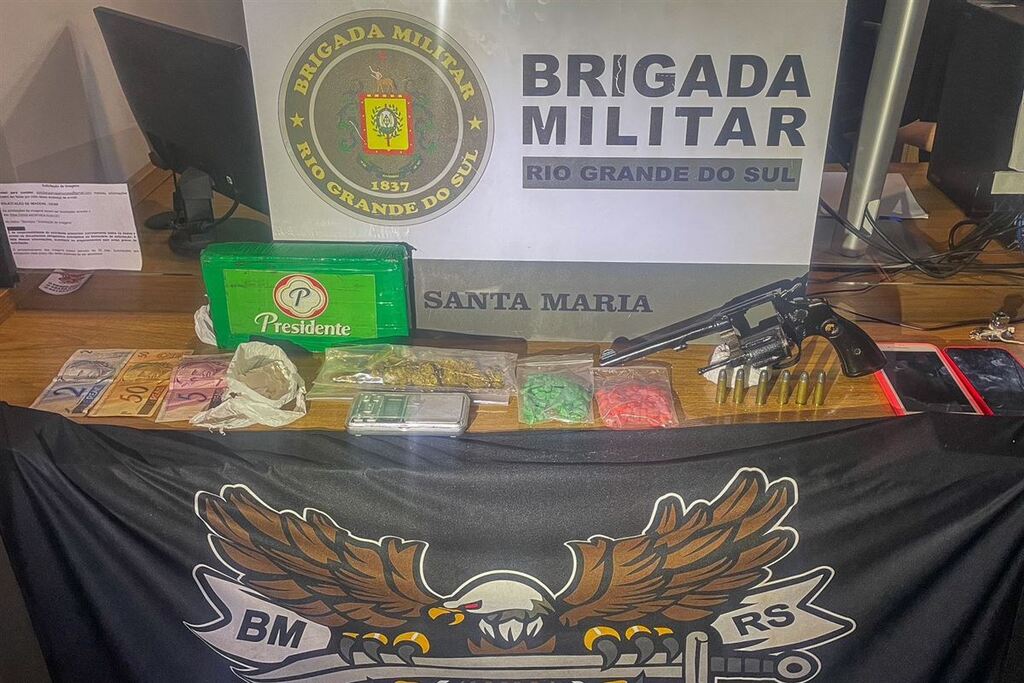 título imagem Duas jovens são presas com drogas, arma e munições em Santa Maria