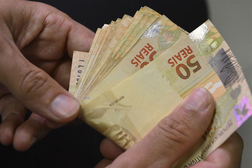 Primeira parcela do 13º salário deve ser paga até esta quinta