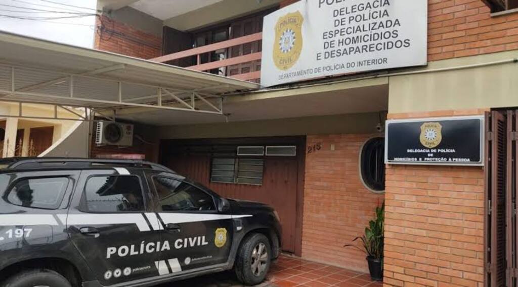 Adolescente que matou mulher a facadas se apresenta na delegacia
