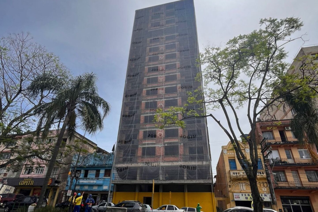 título imagem Construtora anuncia data de entrega do prédio da Rio Branco que estava abandonado há décadas