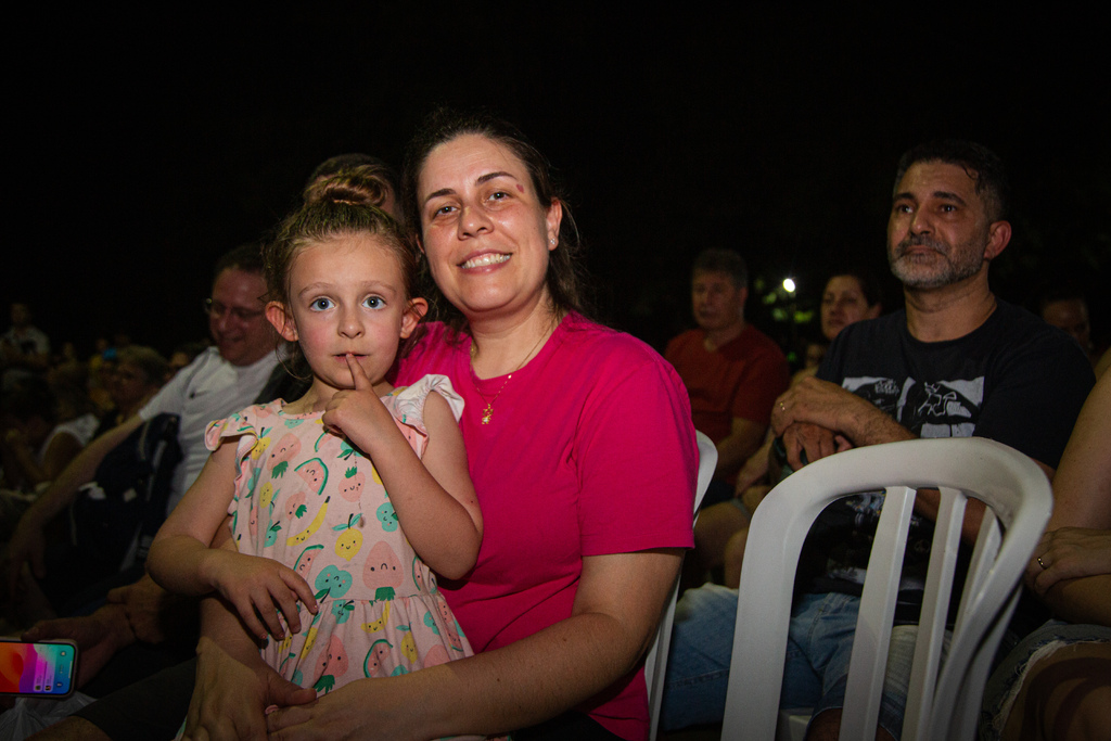 Galeria de imagens: Helena Bravo (à esq.), acompanhada da mãe Micheli Bravo, estava na expectativa do espetáculo de Natal