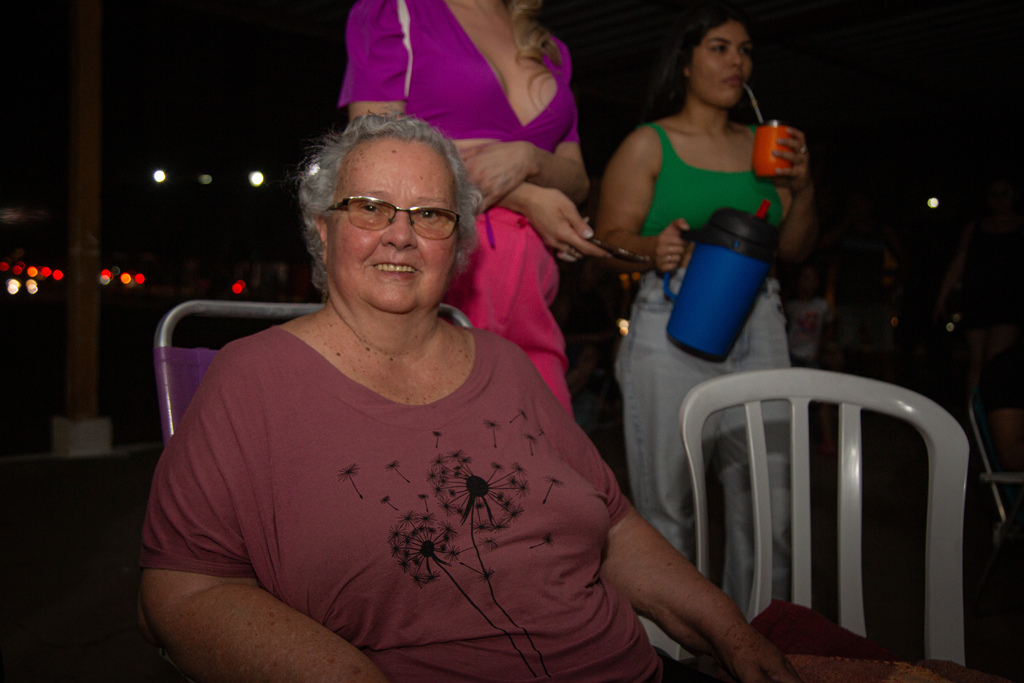 Galeria de imagens: A aposentada Marli Badia Pires foi preparada com cadeira de praia para aproveitar a abertura do Viva o Natal