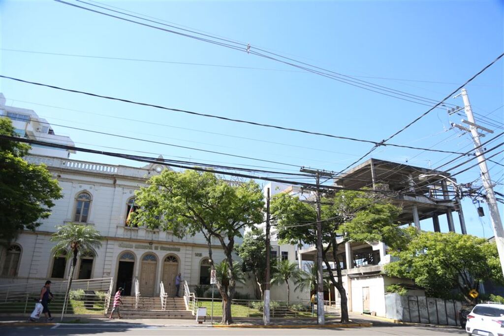 Enquanto aguarda perícia na obra inacabada, Câmara começa a providenciar reforma no atual prédio Enquanto aguarda perícia na obra inacabada, Câmara começa a providenciar reforma no atual prédio