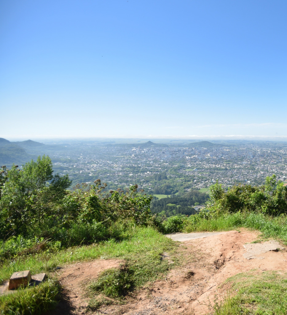 título imagem Mulher é jogada de morro em Santa Maria após briga; buscas seguem na tarde desta segunda-feira