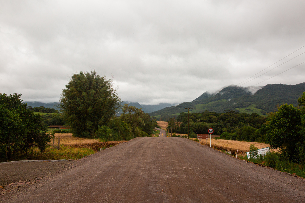 título imagem Asfaltamento da estrada de Vale Vêneto deve ser finalizado até o final deste ano