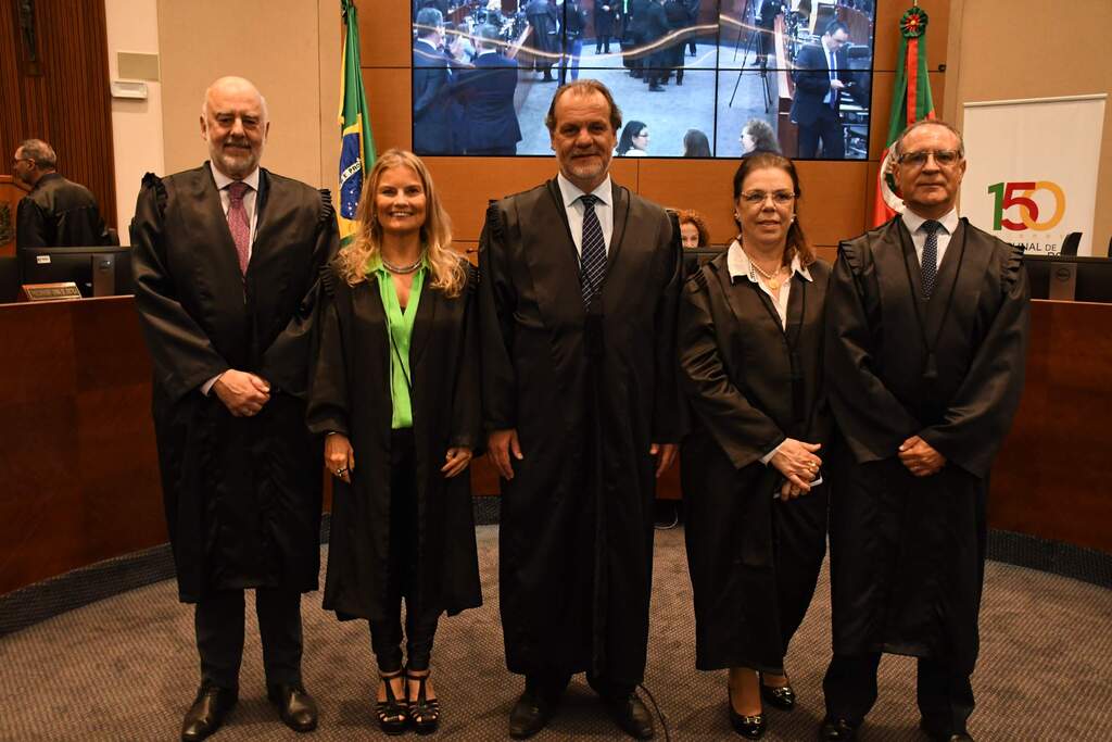 Foto: Eduardo Nichele (TJRS) - Chapa eleita para o biênio 2024/2025: desembargador Sérgio, desambargadora Fabianne, desembargador Alberto, desembargadora Lusmary e desembargador Ícaro