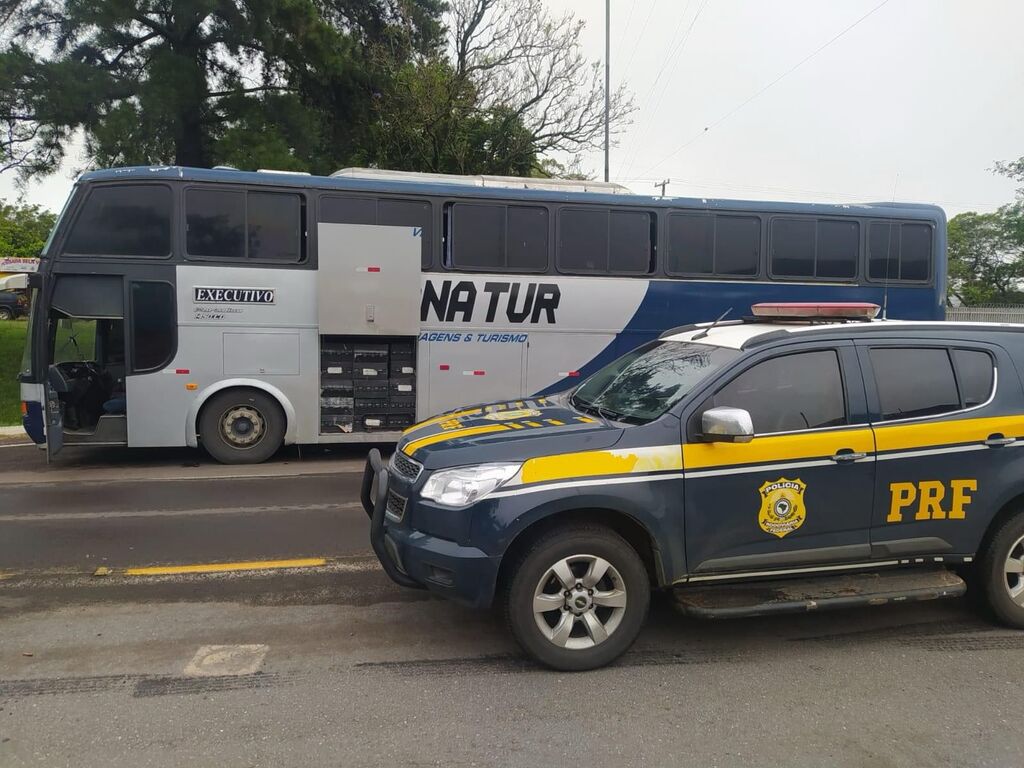 Motorista é preso pela PRF com mais de 100 mil maços de cigarros contrabandeados em Rosário do Sul