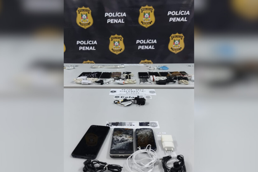 Celulares e outros objetos são apreendidos em revista dentro de galeria da Pesm nesta quinta-feira